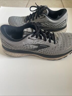 Brooks Men's Gray and Black Athletic Running Shoes